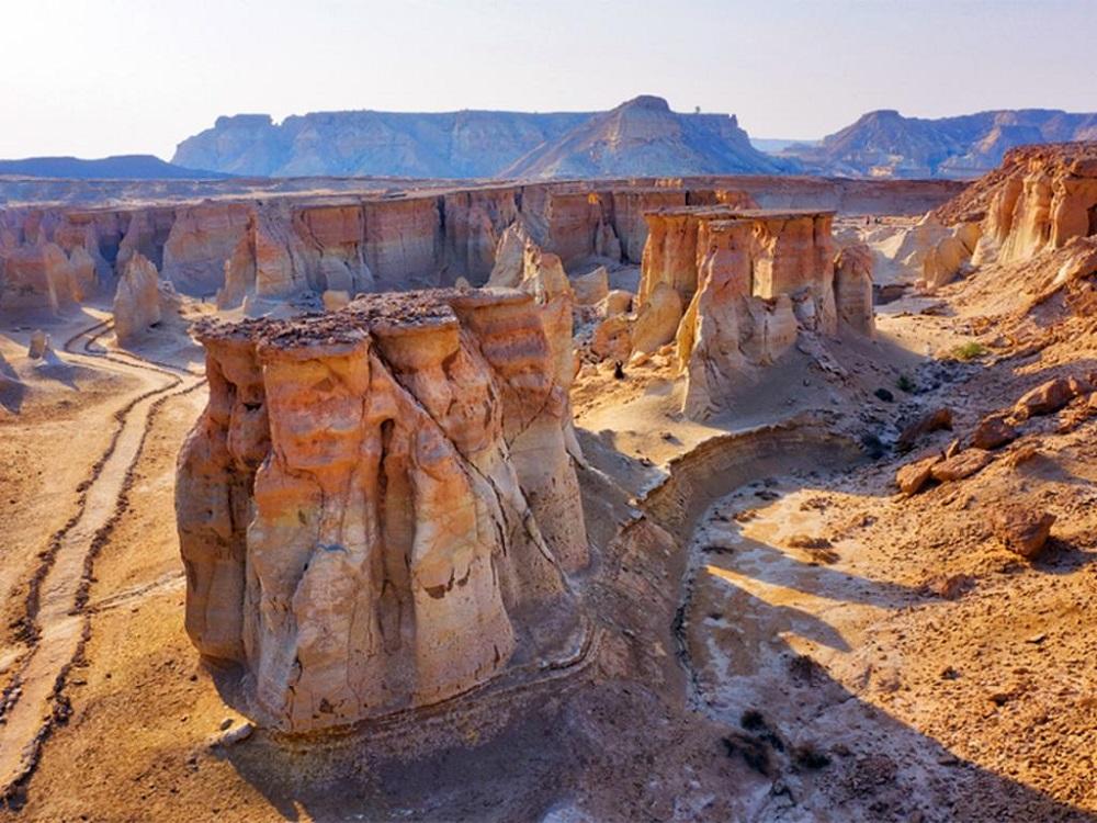 نمایی از بام قشم زیر آفتاب سوزان